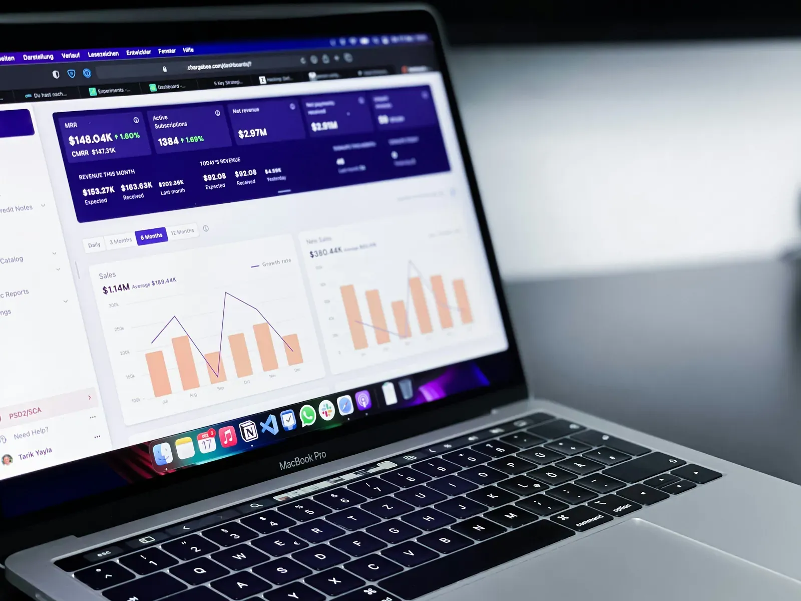 Laptop con un tablero de ventas, ingresos y suscripciones